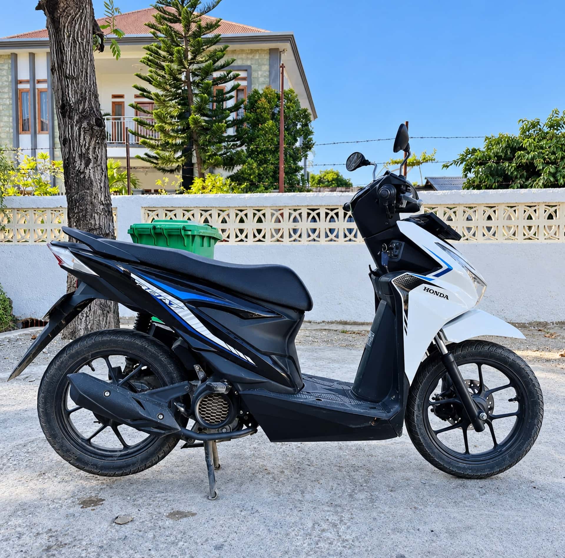 Honda BeAT or Genio scooter (1/8)